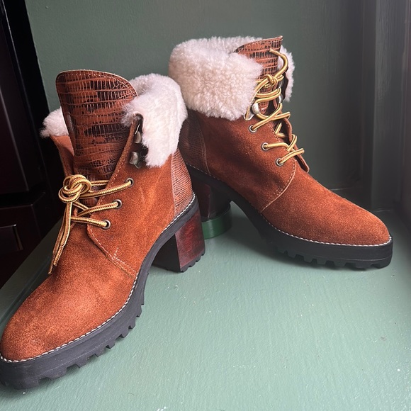 Sabrina Tach Boots size 9 pre-owned In excellent condition - Picture 1 of 7